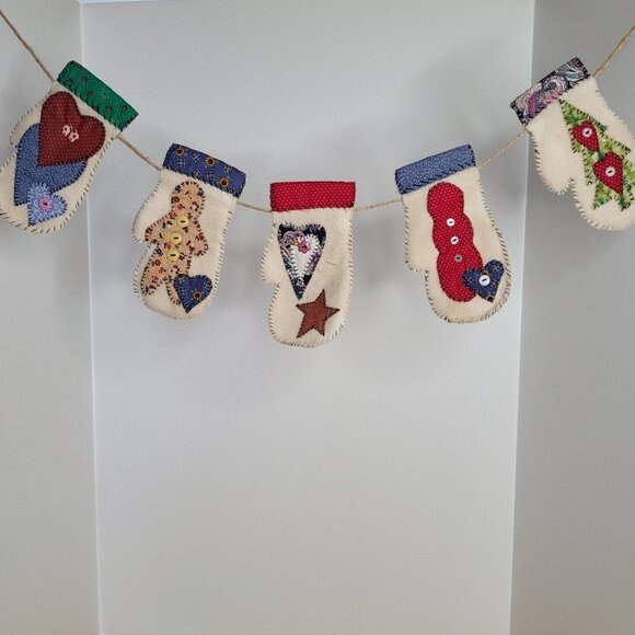 Mini Mitten Christmas Fleece 3D Embellished Garland Country Farmhouse - Picture 1 of 10